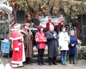 Ministerpräsident Dr. Haseloff auf dem Möllensdorfer Wald-Weihnachtsmarkt